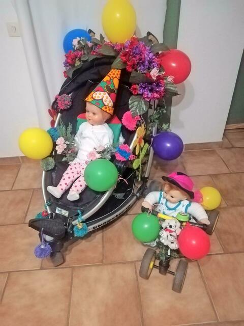 Kennziffer 131 - Der Wagenbauer des Kinderwagen und des Laufrads mit jeweils einer verkleideten Puppe ist Ursula Ufer aus Engelskirchen. Sie hat beides für die Enkelkinder umgebaut. Am Rosenmontag sollen etwas Wurfmaterial und Strüßcher für jecke Stimmung sorgen.  | Foto: Ursula Ufer