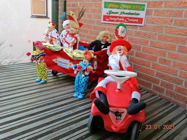 Kennziffer 11 - Friedel Meuser von der KG Greesberger Kommern hat gleich zwei Fahrzeuge für seine Gesellschaft gebastelt. Modell 2 zeigt den „diesjährigen Prinzenwagen“ der KG mit dem Dreigestirn: Prinz Covid XIX, Bauer Pandemius und Jungfrau Corona. Begleitet werden sie von ihrem „Prinzenführer Hans Süper“ und zwei Wagenengeln. | Foto: KG Greesberger Kommern / Friedel Meuser