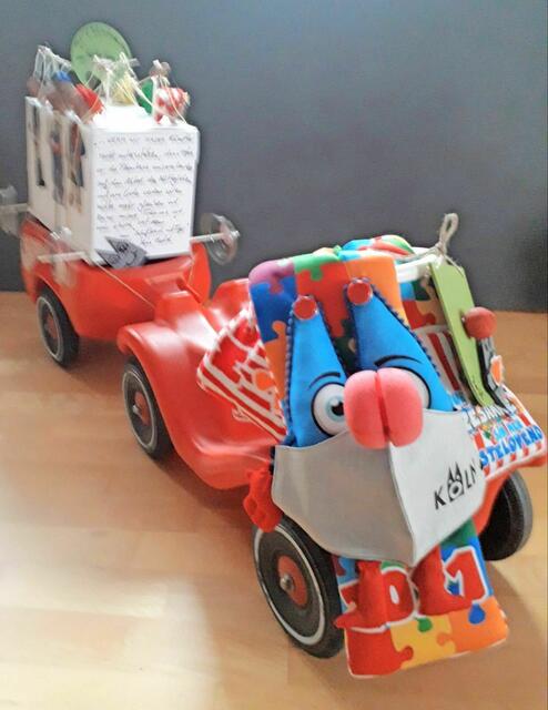 Kennziffer 23 - Für die Künstler hinger der Britz macht sich Stephanie Engels aus Köln-Godorf stark. Dafür wurde ein Bobbycar samt Anhänger „umgerpüstet“.  | Foto: Stephanie Engels