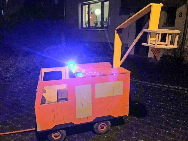 Kennziffer 33 - „Unser „Jupiter“ Feuerwehrwagen ist auch bereits im letzten erfolgreich im „Feurigen Elias 2020“ eingesetzt worden und wäre auch in diesem Jahr wieder gerne dabei gewesen“, schreibt Wagenbauer Jürgen Giefer auf Brühl. Schließlich gehöre zu jedem Karnevalsumzug auch ein Feuerwehrauto. Die Drehleiter lässt sich sogar ausfahren und auch das Blaulicht funktioniert.  | Foto: Jürgen Giefer