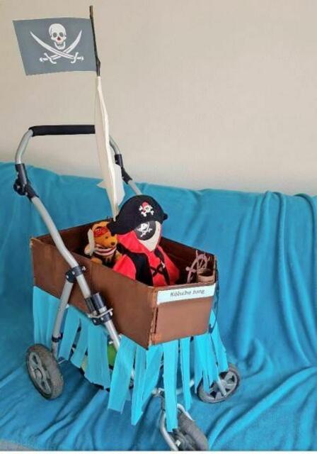 Kennziffer 43 - Milla und Linn Herbeck aus Köln-Höhenhaus haben das Piratenschiff „Kölsche Jung“ aus einem Puppenwagen gebaut und stechen damit in die närrische See. | Foto: Familie Herbeck