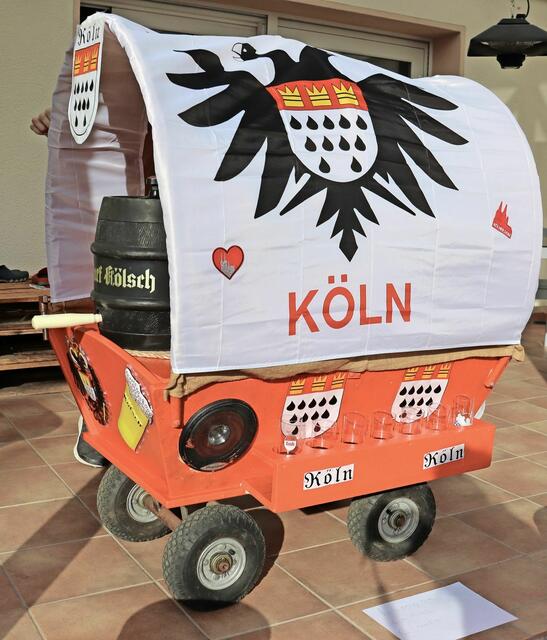Kennziffer 57 - Als Wagenbauer zeigen hier Ramona Prochnio, Claudia Prochnio und Lukas Klingenberg ihr Können. Sie stammen aus Köln-Merheim und haben einen Kutschenwagen „janz kölsch“ gebaut. | Foto: Familie Klingenberg
