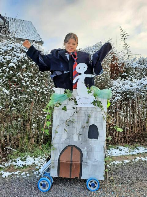Kennziffer 141 - „Unsere Tochter Frida (9 Jahre) hat einen Karnevalswagen zum Thema "das kleine Gespenst" entworfen und gebaut. Dafür hat sie unseren alten Buggy und einen Umzugskarton benutzt. Man kann sogar hineinsteigen und Kamelle werfen“, schreibt uns Mama Janna Wetendorf aus Erftstadt. | Foto: Frida Wetendorf