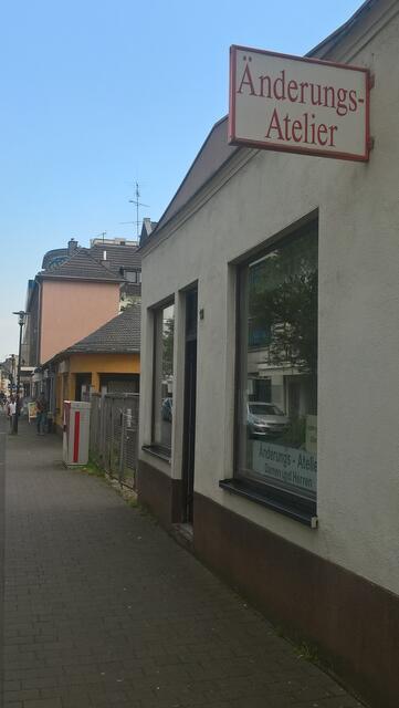 Die Änderunsschneiderei und die Milchbar in der Carl-Schurz Straße vor den Abbrucharbeiten. | Foto: Heike Löhrer