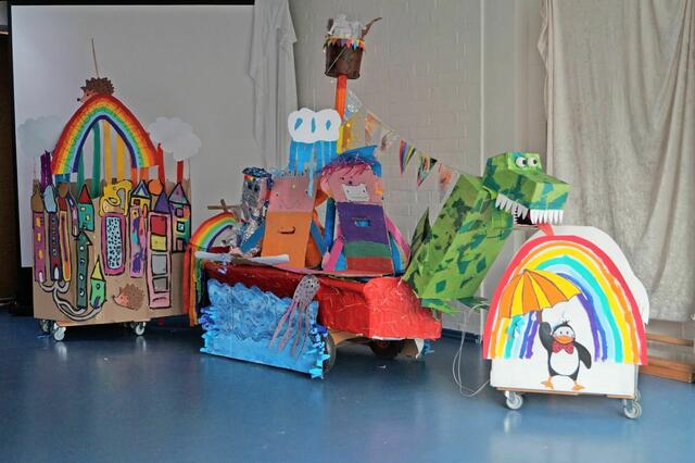 Kennziffer 12 - Die Mäuse-, Pinguin-, Elefanten und Bärengruppe im Familienzentrum St. Anna in Sankt Augustin-Hangelar haben trotz Corona-Pandemie, zwei kleinere und einen größeren Karnevalwagen gebaut. Die daheim gebliebenen Kinder wurden mit ins Projekt eingebunden. Sie erhielten regelmäßig Wochenendpost mit verschiedenen kreativen Ideen. Nach Fertigstellung warfen sie ihre Beiträge, wie z.B. die bunten Fähnchen in den Kitabriefkasten. Diese bunten Wimpel sind am „Regenbogenschiff“ zu bewundern. Die vorgefertigten Einzelteile wurden in der Turnhalle gesammelt und vom Team „Mäusegruppe“ unter Leitung einer „jecken“ Kollegin zusammengebaut. | Foto: Familienzentrum St Anna