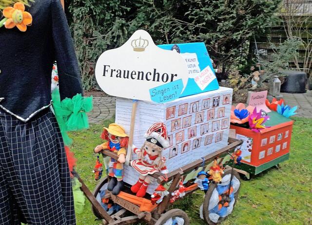 Kennziffer 08 - Der Frauenchor Stommeln besteht seit 24 Jahren. „Wir sind 50 Frauen, die sehr gerne singen, aber zurzeit nicht mehr dürfen!! Wir sind normalerweise auch Karneval mit Auftritten unterwegs, so war in 2020 unser letzter Auftritt an Weiberfastnacht in der Kreissparkasse Pulheim“, schreibt Chorvorsitzende Ellen Leuk, die mit ihrem Chor schon mehrfach im Stommelner Karnevalszug mitgegangen ist. „Da es in 2021 keine Karnevalszüge geben wird, haben wir uns gedacht, wir machen einen „Zochwagen för ze hus“ und beteiligen uns an Ihrer Aktion. Unser Motto heißt: „Ohne Kunst und Kultur wird’s still“. Gebaut haben Ellen Leuk, Monika Kommer, Irene Jähner und Silvia Erdmann-Hager.  | Foto: Frauenchor Stommeln