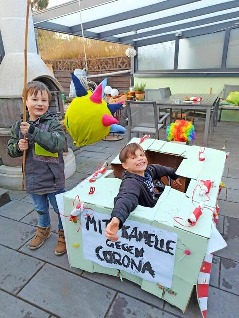 Kennziffer 20 - „Mit Kamelle gegen Corona“ haben David (8) und Arthur (6) Ebert ihren Mottowagen genannt. Ihr Plan: „Mit Musik, Kamelle und unserem Karnevalswagen Corona vertreiben, statt wie sonst den Winter! Wir tragen das Corona Virus an einer Angel vor uns her und beschießen es mit Kamelle und unserer selbstgebauten Kamellespritze“. Guter Plan. | Foto: Familie Ebert