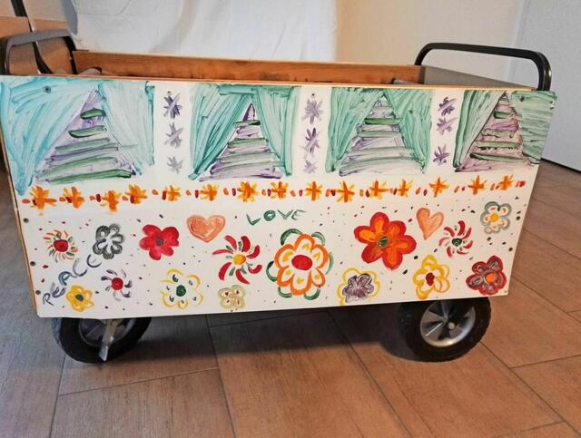 Kennziffer 50 - Unter dem Motto: "Nur zesamme sin mer Fastelovend, ob Rocker oder Hippi, alle fiere mit unser Karnevalswagen för ze Hus is dä Hit" hat die Familie Intile aus Bilderstöckchen ihren „Wagen“ gesetzt. Wagenbauer waren die vierjährige Filomina und Papa Marco. Das Design lieferten die neunjährige Florentine und Mama Stephanie. | Foto: Familie Intile