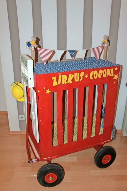 Kennziffer 134 - Familie Voss aus Leichlingen hat ihren alten Bollerwagen in einen knallroten Zirkuswagen inklusive kompletter Zirkusbesetzung verwandelt. „Der „Zirkus Corona“ hat den Familienalltag im Hause Voss ganz schön durcheinandergewirbelt. Ständig muss etwas Neues aus dem Hut gezaubert werden, um alle Kinder bei Laune zu halten. Ein Drahtseilakt ist das Tagesprogramm mit Homeschooling, Haushalt und Homeoffice. Wer diesen Zirkus übersteht, den kann nichts mehr aus der Bahn werfen“, schreiben uns die Wagenbauer Bernd, Pia, Sabine und Hilda. | Foto: Familie Voss