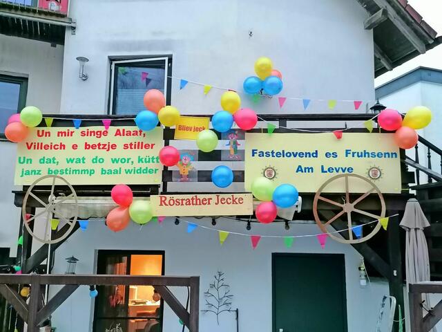Kennziffer 25 - „Uns fehlt Karneval dieses Jahr auch sehr und deswegen haben wir auch einen "Karnevalswagen för ze Hus" gebaut. Es war eigentlich nur eine verrückte Idee, doch wie Karnevalisten so sind, die verrücktesten Ideen, sind die besten“, schreibt uns der Rösrather Karnevalsverein „Rösrather Jecke von 2009“. Und so wurde ein Balkon kurzfristig zum Wagen umfunktioniert. Gute Fahrt! | Foto: Rösrather Jecke