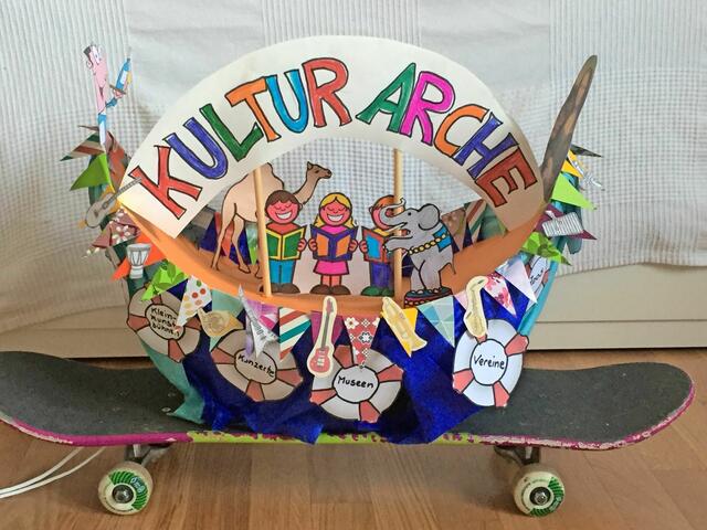 Kennziffer 17 - „Was Sie hier sehen, ist der Rettungsversuch unserer Kultur in Zeiten von Corona. Wir haben also eine Arche gebaut mit vielen Rettungsringen (Karneval steht bei uns natürlich an erster Stelle und hat deswegen auch seinen Platz unter der Gallionsfigur gefunden!) für die unterschiedlichen Kulturangebote, die zurzeit wegen Corona nicht stattfinden“, schreibt uns Gaby Diepelt aus Eitorf, die bei ihrer Arbeit von Mara Latus, ihrer „supertollen Stieftochter mit viel Phantasie“, unterstützt wurde. | Foto: Gaby Diepelt
