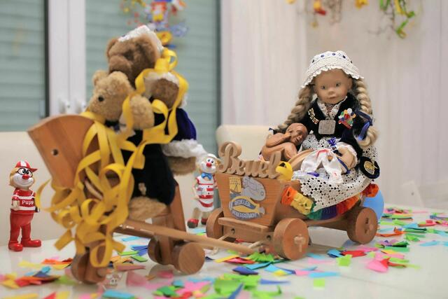Kennziffer 60 - Während die Großen an dem Festwagen der Fidelen Reisetanten arbeiteten, haben Emily und Elias Kluth ihren eigenen Wagen gebaut. Die Wäscherprinzessin hält die Wahrzeichen Beuels im Arm: Das Beueler Brückemännchen und die Spitzebutz. | Foto: Emily und Elias Kluth