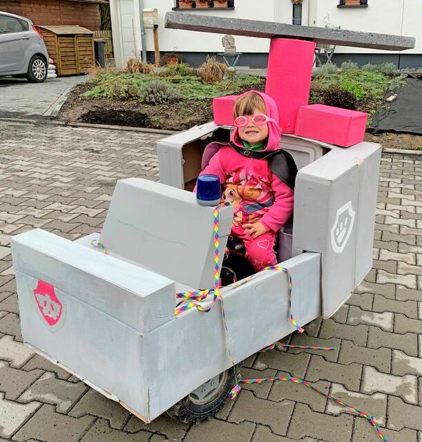 Kennziffer 112 - Lena Schröder (3 Jahre) aus Bornheim-Dersdorf saust, dank Mama Lena, als Welpe Skye aus Paw Patrol durch die Session.  | Foto: Lena Schröder