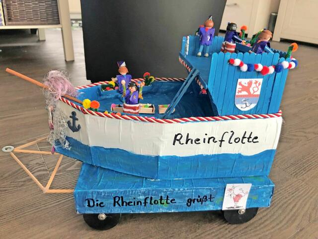 Kennziffer 122 - Den Karnevalswagen ihres Karnevalsvereins, der Rheinflotte, hat Familie Spanier aus Kürten nachgebastelt. Anstelle von echten Menschen sorgen Playmobilfiguren für Stimmung. | Foto: Familie Spanier