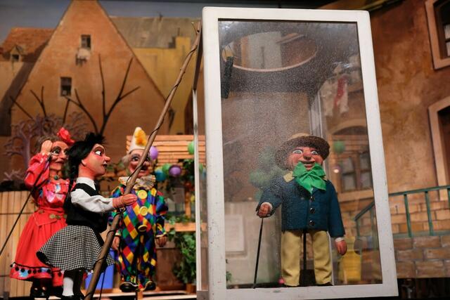 Speimanes unter Glas. So wollte der Präsident die Aerosole in den Griff, sprich hinter Glas, bekommen. | Foto: Hänneschen Theater