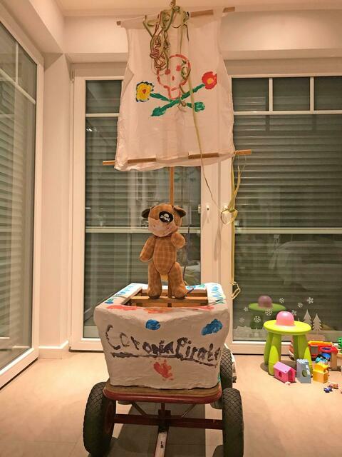 Kennziffer 14 - Ein Piratenschiff hat Familie Bröhl aus Porz-Libur gebaut. Als „Corona-Pirat“ hält der Teddy her.  | Foto: Familie Bröhl