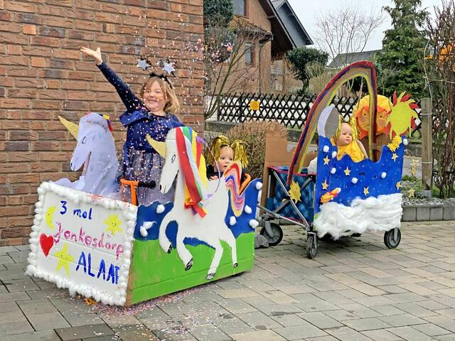 Kennziffer 24 - Axel Faßbender und Dirk Schütz aus Zülpich verbreiten mit Einhörnern und Regenbogen fröhlich-jecke Stimmung im grauen Corona-Karneval.  | Foto: Axel Faßbender