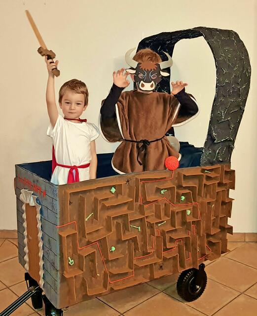 Kennziffer 129 - Richard (fast 6 Jahre) und Leonard (fast 3 Jahre ) Titz aus Overath haben sich als Thema „Theseus vs Minotaurus" ausgesucht, da die griechische Mythologie gerade ganz hoch im Kurs steht, bei den beiden. „Wir haben eine Woche lang an dem Wagen geschnibbelt und geklebt und gemalt und sind sehr zufrieden mit dem Ergebnis“, schreiben Lilli &amp; Alexander und Richard und Leonard Titz | Foto: Familie Titz