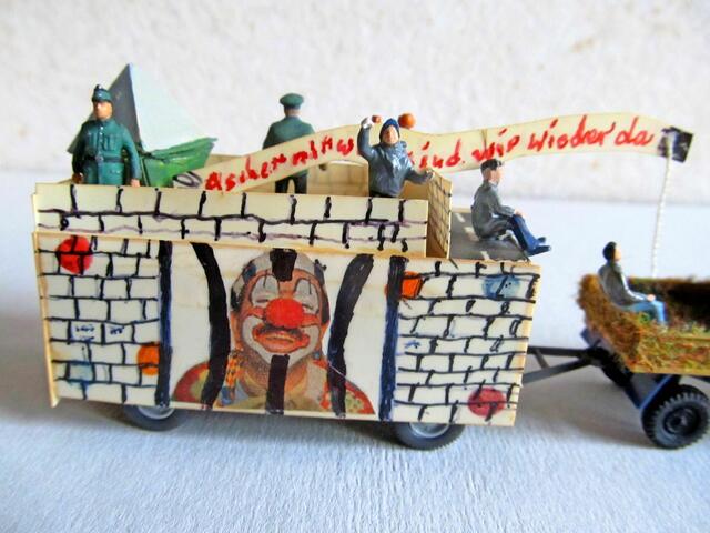 Kennziffer 142 - Der Modellbauer und ehemalige Justizvollzugsbeamte Manfred Wilewka aus Leverkusen-Opladen hat diesen Miniatur-Wagen erstellt: einen Gefangenenausbruch über die  Karnevalstage hinweg unter dem Motto „Aschermittwoch sind wir wieder da“.  | Foto: Manfred Wilewka