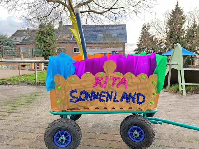 Kennziffer 13 - Auch die KiTa Sonnenland in Hürth-Fischenich beteiligt sich an unserer Aktion. Ihren Festbollerwagen haben die Kinder und Erzieher der Seestern-Gruppe gebastelt.  | Foto: Kita Sonnenland