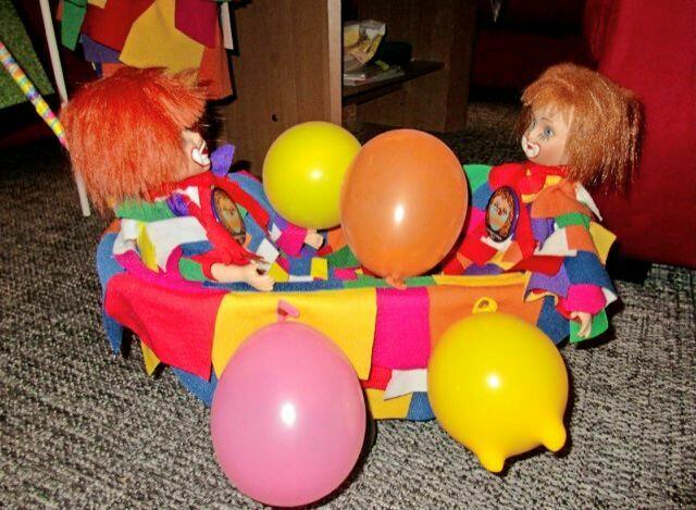 Kennziffer 09 - Ute Mils und Jane Boden gehören dem kleinen Westhovener Karnevalsverein „Fussige Lumpe“ an. Gemeinsam haben sie genäht, geklebt und gebastelt und so einen Wagen geschaffen, der auch ins Wohnzimmer passt. | Foto: Fussige Lumpe 