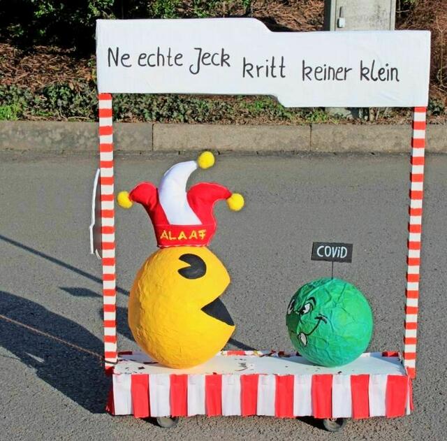 Kennziffer 03 - „Ne echte Jeck kritt keiner klein“, haben sich auch Nicole und Josefine Altmann aus Gummersbach gesagt und diesen tollen Mottowagen aus einem Skateboard gebastelt. "Jeckman" frisst den Corona-Virus.  | Foto: Familie Altmann