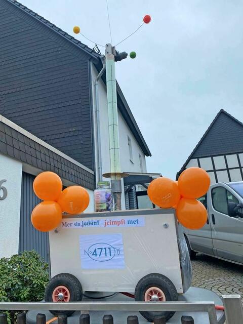 Kennziffer 31 - „Mer sin jedäuf jeimpf mit 4711“, lautet das Motto zur Aktion „Karnevalswagen für zu Hus“ bei der Familie Gerhards aus Wiehl-Hillerscheid. Die Klüngelköpp mit ihrem Karnevalslied: „Mer sin jedäuf mit 4711“ brachte mich auf die Idee: Eine Dosis mit dem Impfstoff 4711 wird einen Fastelovend-Jeck vor diesem furchtbaren Virus schützen und der liebe Gott wird mit seinem Segen den Rest schon dazu tun“, schreibt uns Oliver Gerhards. Der Wagen zeigt eine Spritze und den Impfstoff. Das Highlight ist, dass sich mit Hilfe von aufwendiger Technik, im Stundentakt die Viren um die Kanüle drehen und aus dem Lautsprecher das Mottolied erklingt. „Ich bin mal gespannt, was die Nachbarn sagen, wenn 4 Wochen lang zwischen 9 bis 18 Uhr zur vollen Stunde immer derselbe Song ertönt und das Dorf beschallt wird“, scherzt der Wagenbauer. | Foto: Oliver Gerhards