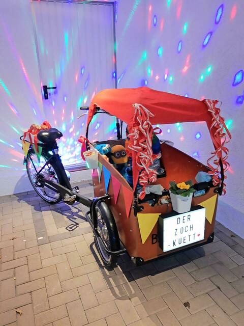 Kennziffer 82 - „Tadaaa.....wir haben es doch noch geschafft! Wir präsentieren unser geschmücktes Backfiets! Und da es zu schade ist zum "nur anschauen", werden wir damit an Rosenmontag unsere Straße auf und ab fahren und die Kinder/Nachbarn mit guter Laune beglücken. Die Feste müssen halt gefeiert werden, wie sie fallen! In der aktuellen Situation erst Recht! Herzlichen Dank für diese tolle Idee! Es war schön dieses Fahrrad als Familienprojekt zu schmücken! Auf jeden Fall mal eine Abwechslung zu den ganzen Homeschooling Aufgaben“, schreibt Familie Michel (Thomas und Sarah, mit Ida, Emil und Mats) aus Rösrath. | Foto: Familie Michel