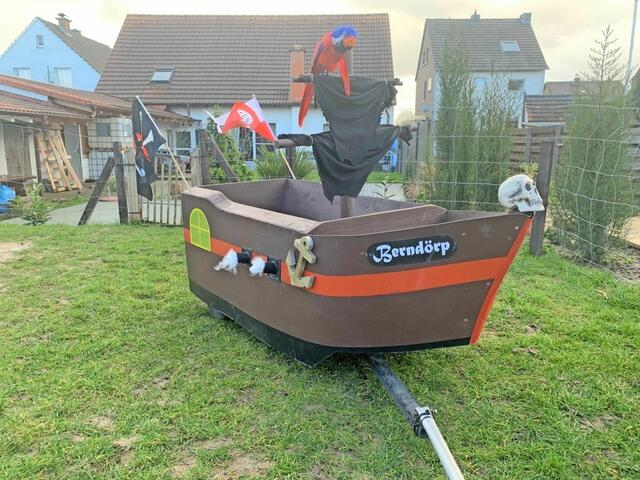 Kennziffer 97 - In ein Piratenschiff haben Papa Jörg Reuter und Sohn Jonas (9 Jahre) aus Elsdorf ihren Bollerwagen verwandelt. | Foto: Familie Reuter