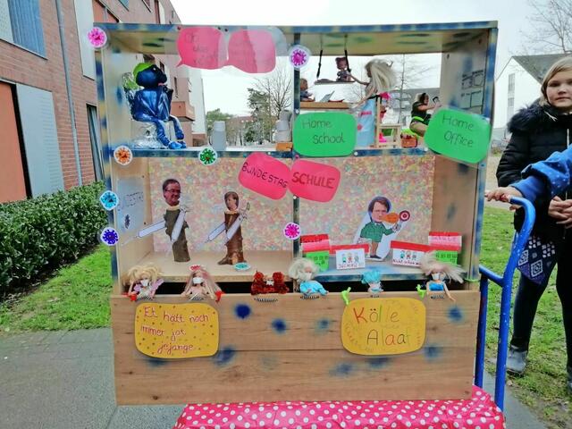 Kennziffer 01 - Der Bau- und Kreativspielplatzes Merheimer Gärten in Köln-Merheim hat ein kompolettes Regal auf einen Lastenwagen gestellt und bietet gleich mehrere Einblicke in das Thema „Corona“. Unter einer Regenplane soll der „Karnevalswagen“ bald auch am Zaun des Bauspielplatz-Geländes für alle sichtbar sein.  | Foto: Bauspielplatz