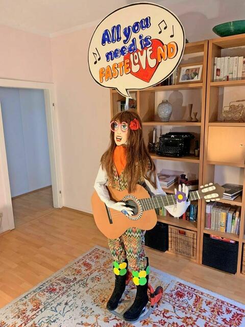 Kennziffer 07 - Das Hippie-Mädchen steht für Frieden, Freiheit und Liebe: genauso wie der Karneval. Deshalb hat die KG Fidele Schluffe vun 2021 aus Köln-Ehrenfeld dies auf einer Sackkarre aufgegriffen und umgesetzt. | Foto: KG Fidele Schluffe