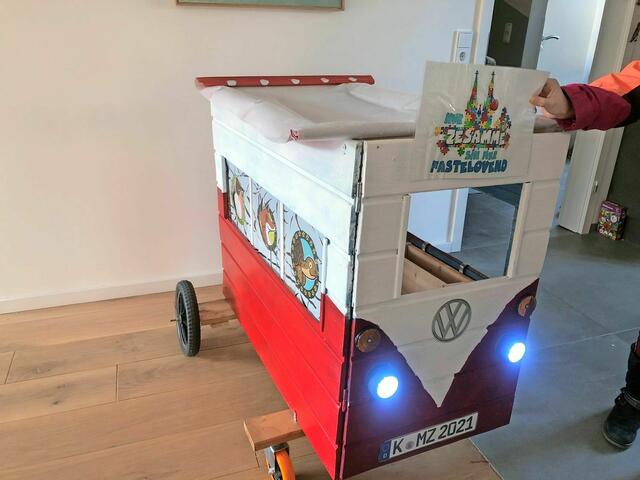 Kennziffer 38 - Lisa Hardt (9 Jahre) aus Pulheim ist ein großer Fan von den Büchern ‚Die magische Zoohandlung‘ und so kam auch die Idee für den Bus. Unterstützung bekam sie bei der Deko dann auch von ihrer Nachbarin Greta (8 Jahre). Der Bus wird im Buch von Montimor Morrison gefahren und alle magischen Tiere fahren mit. | Foto: Lisa Hardt