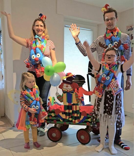 Kennziffer 54 - Daniela und Jens (Mama und Papa) sowie Nora (8 Jahre) und Leonie (3 Jahre) sind eine sehr jecke Familie aus Kerpen-Türnich. „Die Idee mit dem Karnevalswagen för ze Hus fanden wir direkt toll und haben sofort überlegt, wie wir das umsetzen können“, schreiben uns die Kessels. Ein alter Kinderbollerwagen aus Holz war schnell gefunden, nur bei der Gestaltung war man sich nicht so schnell einig. Die seinen wollten unbedingt etwas mit Piraten, andere Clowns und dem Papa war es wichtig, dass man den Wagen auch im Auto transportieren kann. Im Ergebnis wurden alle Wünsche erfüllt. | Foto: Familie Kessel