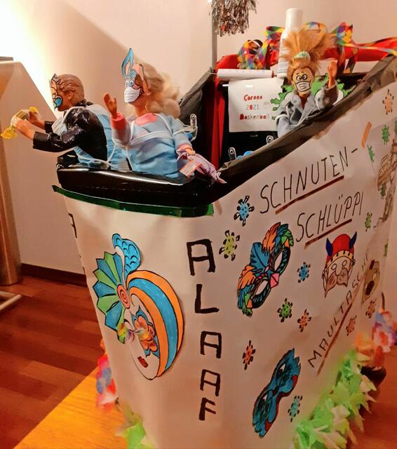 Kennziffer 61 - Einen Festwagen mit dem Motto „Maskenball“ hat Marlies Knott aus Elsdorf gebastelt. Neben den herkömmlichen Karnevalsmasken findet sich auch der aktuell präsente Schnuten-Schlüppi auf dem Wagen wieder.  Und die Aussage: „Ich würd‘ dich ja bütze, aber PANDE MI MI MI“, fast die aktuelle Situation treffend zusammen.  | Foto: Marlies Knott