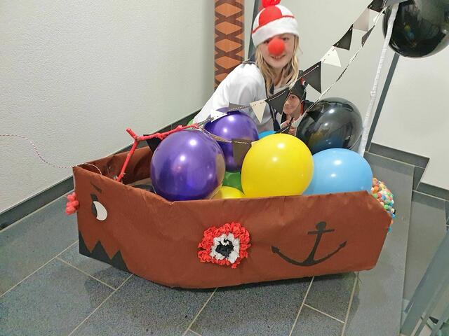 Kennziffer 89 - Einige in der Familie sind sehr traurig, dass der Karneval in diesem Jahr ausfällt. „Deswegen haben wir uns ins Zeug gelegt und losgebastelt. Das Schiff lässt sich sogar Rollen“, schreiben uns Hanna, Henry und Papa Clemens Niendorf aus Hürth. | Foto: Familie Niendorf