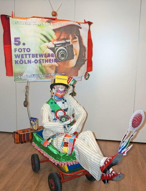 Kennziffer 07 - Die Bewohner des Mehrgenerationenwohnhauses Lebensräume in Balance e.V. gehen in der Regel beim Zoch in Ostheim mit. Diesmal wollen sie mit ihrem „Wagen“ gleichzeitig für ihr Fotoprojekt werben. | Foto: Lebensräume