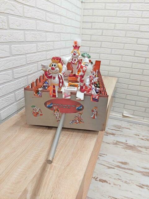 Kennziffer 04 - Die KG Alt Höhenberger Adel e.V. hat einen Miniatur-Karnevalswagen erstellt. Wagenbaumeister Joachim Dietrich (genannt Zitze) und Dekorateurin Jessica Weyers zeichnen dafür verantwortlich. Mit dabei ist das Höhenberger Dreigestirn mit Prinz Andrea (Andrea Rämmler), Bauer Heinz (Heinz-Günter Becker) und Jungfrau Bernie (Bernd Weyers). | Foto: KG Alt Höhenberger Adel e.V.