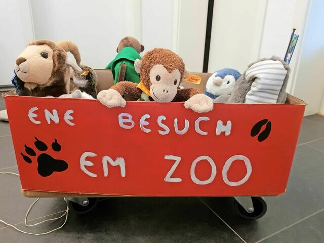 Kennziffer 25 - Der zweijährige Gabriel Fleck und seine Mama Andrea Löhr-Fleck aus Köln-Stammheim haben sich des Themas „Zoo“ angenommen, weil sie den Besuch im Kölner Zoo so vermissen. Im „Zoowagen“ haben viele Kuscheltiere Platz.  | Foto: Familie Fleck