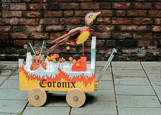 Kennziffer 35 - Familie Goerke aus Leverkusen erzählt mit ihrem Wagen die Geschichte vom „Coronix, der Vogel, der nach der Impfung aus der Pandemie steigt“. Die Impfung kommt in diesem Fall aus kleinen Kölsch-Flaschen.  | Foto: Familie Goerke