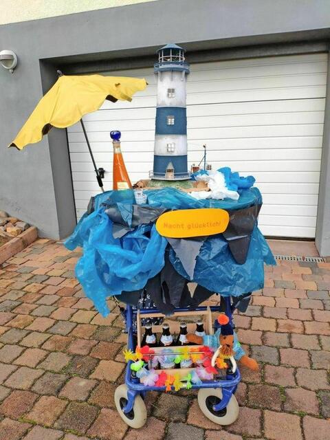 Kennziffer 45 - Einen ausgedienten Rollator haben Monika und Rudi Hilger aus Hennef zu einer fahrbaren Theke im Maritimen Look umgebaut. | Foto: Familie Hilger