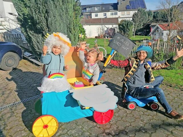 Kennziffer 130 - Einen bunten gute Laune-Wagen mit Regenboten hat Familie Trenzen aus Kürten gebastelt. Mitgewirkt haben Mama Ulla, Papa Dennis, Sohn Anton (5) und Tochter Matilda (2). Kein Wunder, dass sich, bei so viel guter Laune, beim Fotoshooting auch mal die Sonne blicken lässt. | Foto: Familie Trenzen