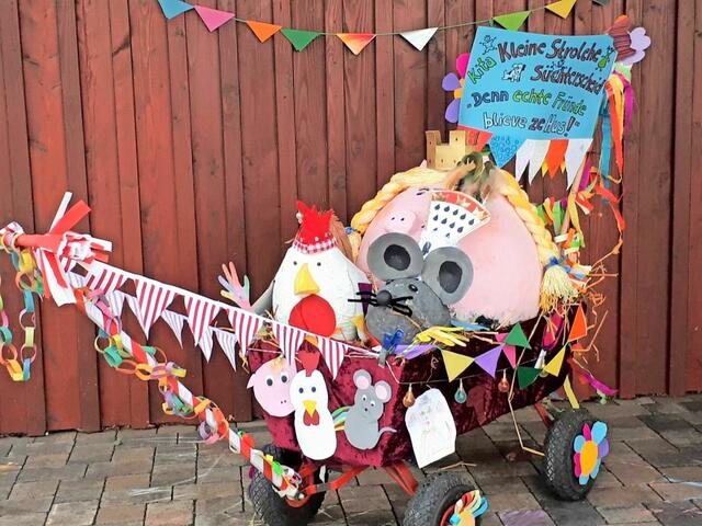 Kennziffer 05 - Erzieherinnen und KiTa-Kinder der Elterninitiative "Kleine Strolche" in Hennef-Süchterscheid haben fleißig gebastelt. „Wie wir den Wagen gestalten wollten, stand auch schnell fest. Es sollte ein Dreigestirn werden. Die Figuren Jonny Mauser (Bauer), Franz von Hahn (Prinz) und der dicke Waldemar (als Jungfrau). Die drei Figuren stammen ursprünglich vom Kinderbuchautor Helme Heine. Der unter anderem das Buch "Freunde" geschrieben hat“, erklären die Wagenbauer. Die Kinder, welche in der Notbetreuung sind, halfen fleißig beim Basteln mit. Alle anderen wurden per E-Mail über unser Vorhaben informiert. Jeder der Lust hatte, konnte zuhause etwas basteln und sollte die gebastelten Sachen im Kindergarten abgeben.  | Foto: KiTa Kleine Strolche