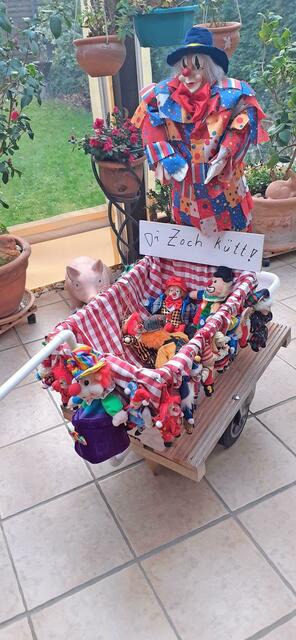 Kennziffer 22 - „Dr. Zoch kütt“ heißt es bei Brigitte Eichner aus Porz-Wahn. Schön bunt kommt das Vehikel daher.  | Foto: Brigitte Eichner