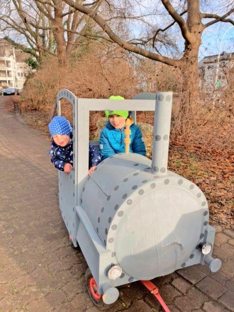 Kennziffer 32 - Auch Papa Manfred Giefer aus Brühl hat für seine Söhne Florian und Johannes eine „Emma“ gebaut. „Beide sind Eisenbahnfans und haben sich diese Lok von Lukas dem Lokomotivführer gewünscht! Da konnte ich nicht wiedersehen“, schreibt der fleißige Wagenbauer. | Foto: Familie Giefer