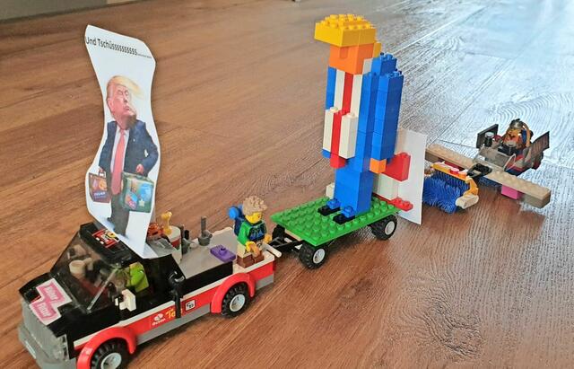 Kennziffer 56 - Einen Lego-Zoch bauten Finn (11) und Lars Klingbeil aus Köln-Rondorf. Der eine Wagen zeigt Donald Trump, der andere ist der Katholischen Jugend gewidmet. | Foto: Familie Klingbeil