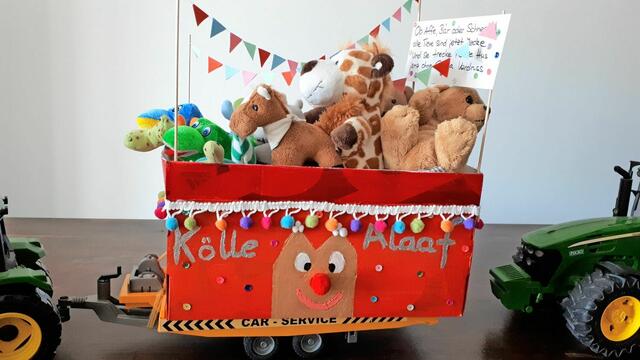 Kennziffer 63 - Charlotte (11 Jahre, federführend) und ihre Mutter Claudia aus Odenthal haben einen klitzekleinen Zoch för ze Hus geschaffen. Der erste Wagen läuft unter dem Motto: „Ob Affe, Bär oder Schnecke, alle Tiere sind jetzt Jecke. Und sie trecke he ze Hus, janz ohne Corona Verdruus.“ Die zweite Kreation steht unter dem Thema "Corona-Währung“. | Foto: Charlotte und Claudia Kotter