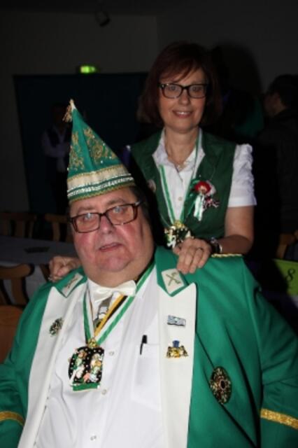 Herbert Flohr mit seiner Frau Elke, die ihrem Mann den Rücken frei hält - und tradionell für den Kartoffelsalat zuständig ist. Laut Vereinssatzung können Frauen kein Mitglied werden.  | Foto: Benno Van Walsen