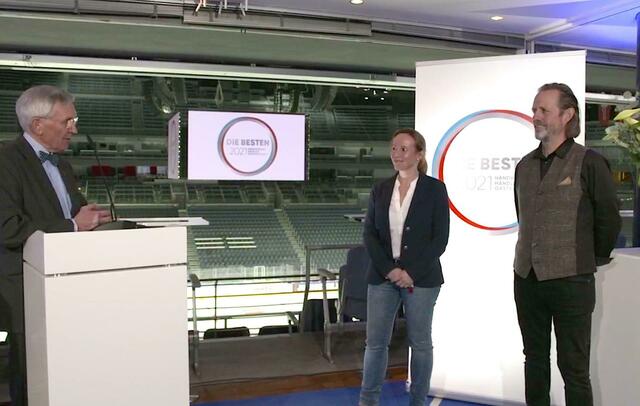Elke und Frank Wocke bei der Ehrung. | Foto: Surmann