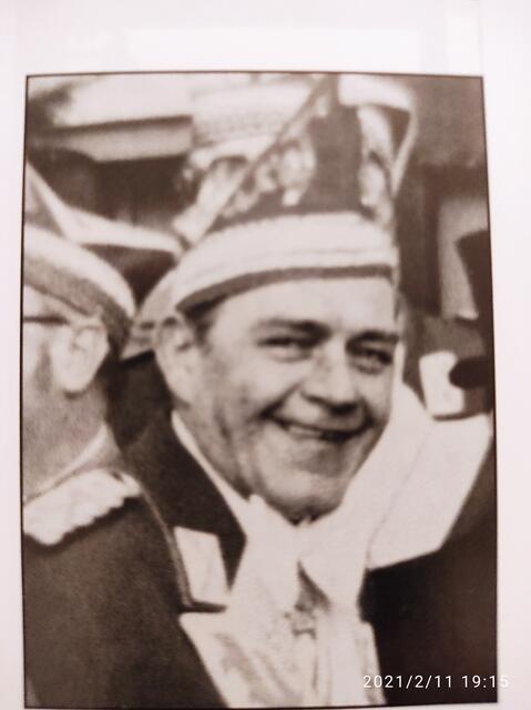 Ohne Peter Flohr gäb es vermutlich keinen Karneval in Frechen.
Herbert Flohr erinnert sich: Früher gab es zwei Karnevalsvereine in Frechen. Das war Blau-Weiß, die nannten sich die Stadtsoldaten. Und es gab die Prinzengarde von 1935, die es heute noch gibt. Einen Karnevalsumzug durch Frechen auf die Beine zu stellen, das war auch damals schon eine finanzielle Sache. Einige haben sich zurückgezogen, wie der Elektro Geuer von der Hauptstraße, das war der Ur-Ur-Opa des jetzigen Besitzers."   | Foto: privat