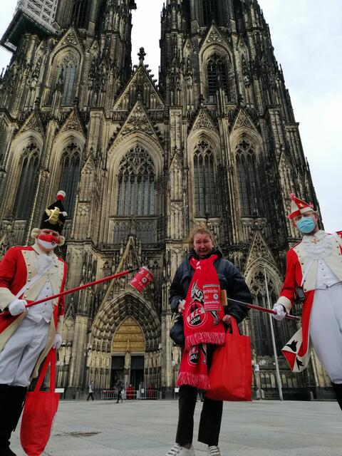 Eine nette Begegnung mit den Rot-Weißen Funken in Köln an Veilchendienstag.  | Foto: Privat